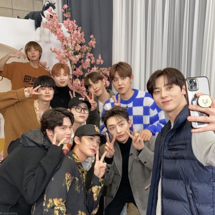 새로 뜬 워너원 단체 사진 새로 뜬 워너원 단체 사진