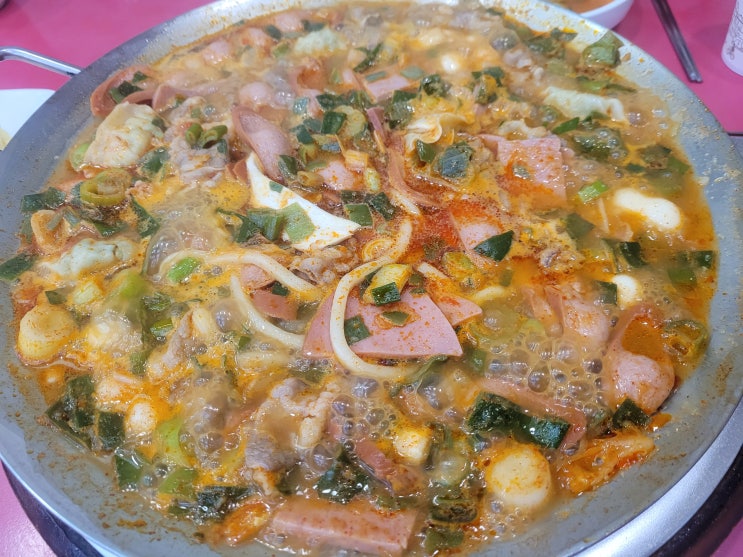  놀부부대찌개 에서  우삼겹부대찌개 먹기 (feat.둔산점 2인셋트가격 놀부부대찌개가격)