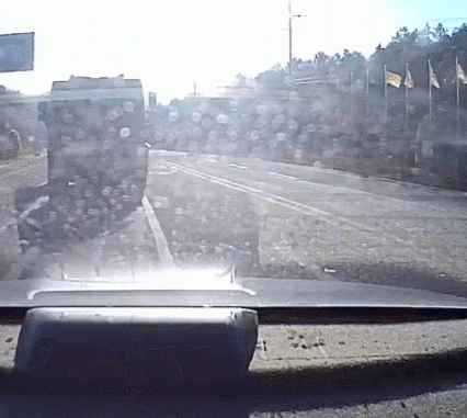 산산조각난 유리… 이상했던 덤프트럭 추돌영상 ‘공분’
