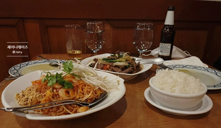  입장과 동시에 태국 여행 시작- Sala Thai 살라타이, 밴쿠버 태국음식 맛집