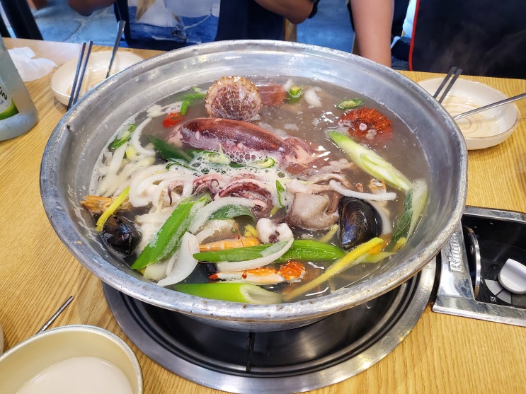 소래포구 칼국수는 여기로! 산더미 해물과 쫄깃한 족타면의 만남 '통큰칼국수'
