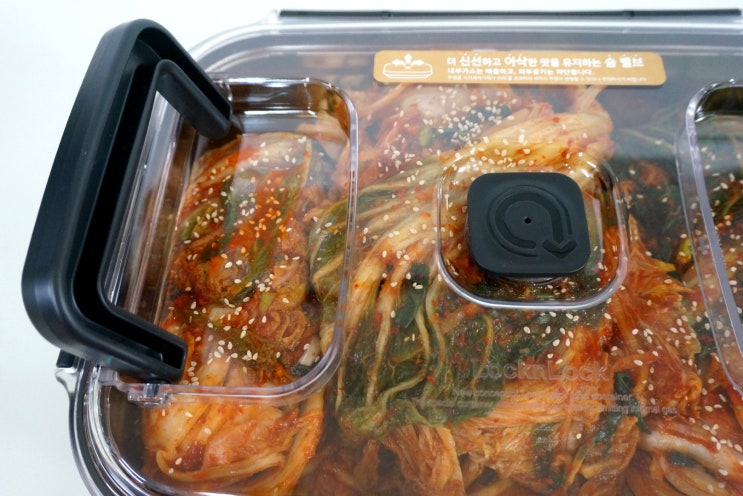  락앤락 숨쉬는 스텐김치통 특허받은 숨밸브로 아삭한 김치맛을 오래오래!