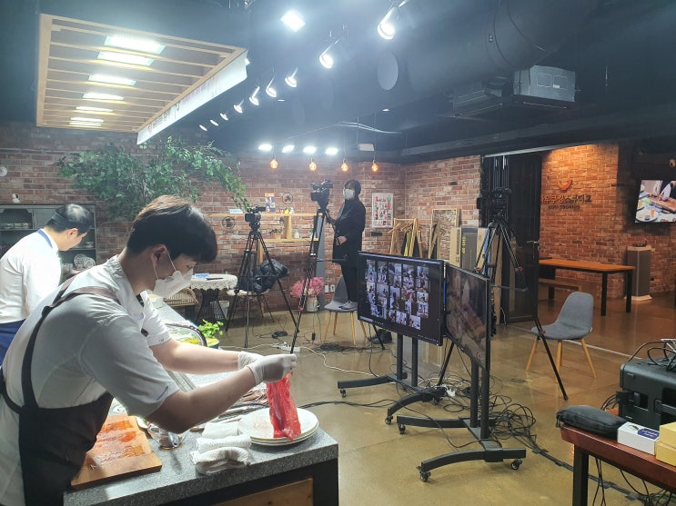 백파더 형식의 온라인 줌 집콕 요리교실 쿠킹 클래스 방송 송출 운영 업체에서 진행 백파더 형식의 온라인 줌 집콕 요리교실 쿠킹 클래스 방송 송출 운영 업체에서 진행