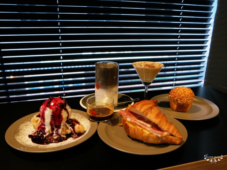  강남역 블랙 갬성 카페 #브루커피(Vrew Coffee) 강남타워300점