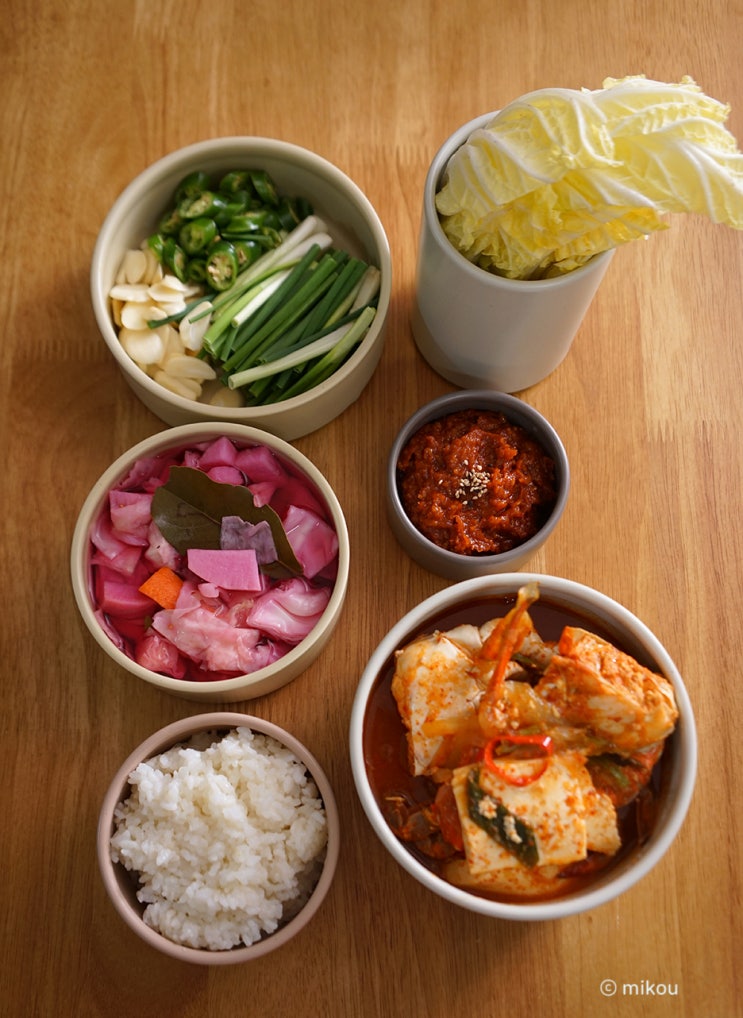  네오플램 피카 도자용기 원 예쁘고 기능적이에요.