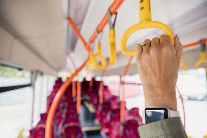 [뉴스AS] 버스에서 넘어진 승객, 법원은 손잡이·핸드폰을 본다