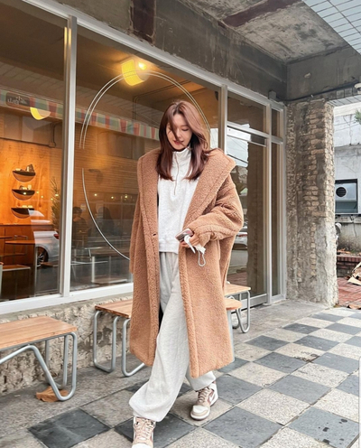  투마일 웨어  테디베어 코트와 트레이닝복으로 겨울 산책룩 완성. ft. 수영