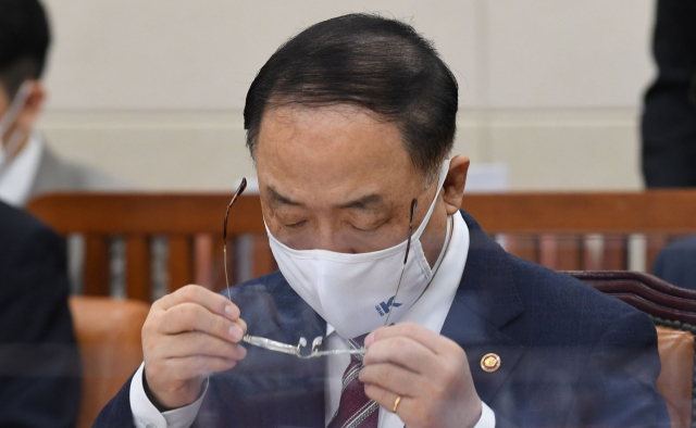 홍남기 "11월 물가 상승률 3.2% 이상...알뜰주유소 이격거리 폐지" 홍남기 "11월 물가 상승률 3.2% 이상...알뜰주유소 이격거리 폐지"