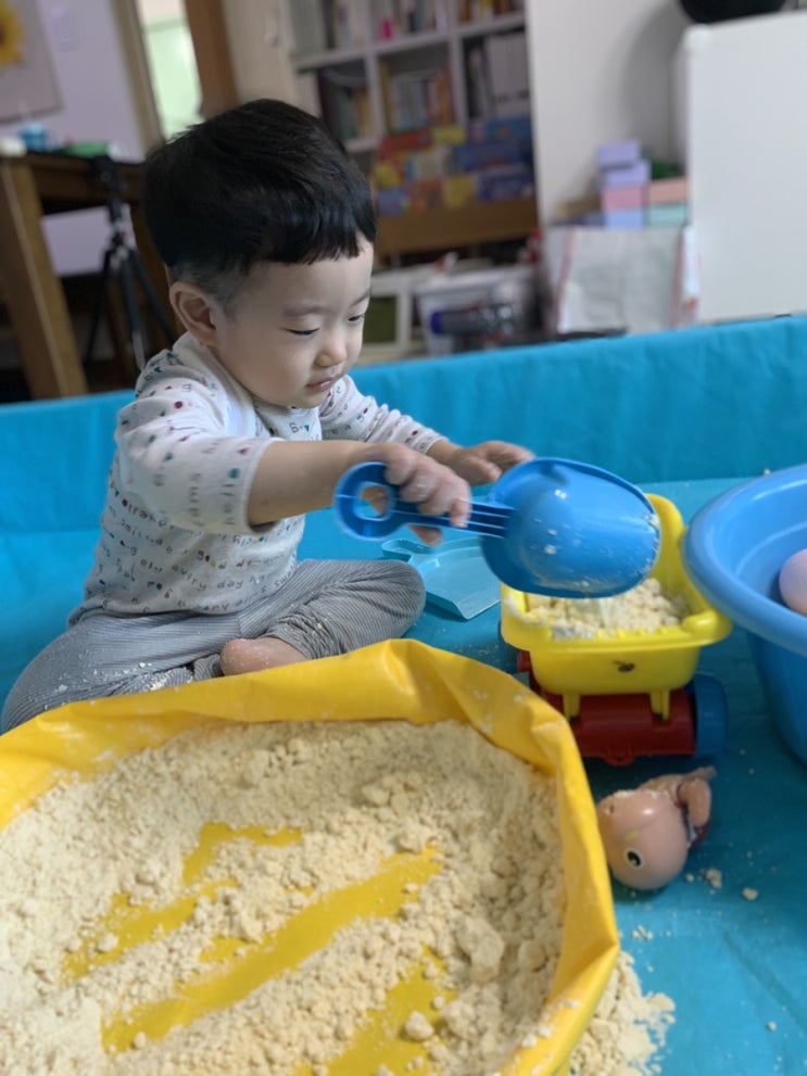  27개월 아기 놀이-밀가루 모래놀이(집콕놀이의 끝판왕)