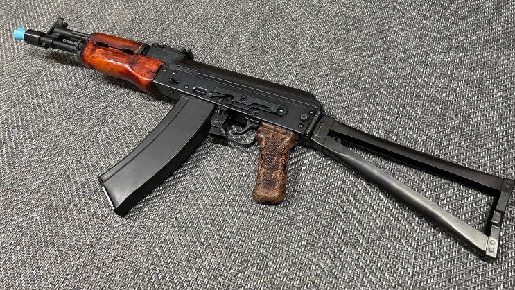  AK-105 레트로 커스텀 프로젝트 03 - 오리지널 베이클라이트 피스톨 그립 장착