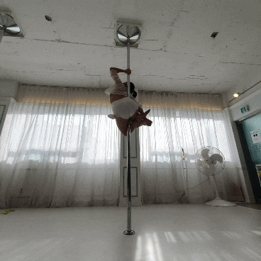  폴 댄스 의상이 길어도 할 수 있는 숙이는 동작