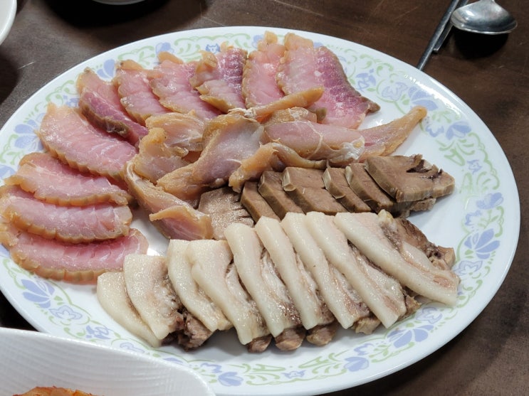 어제는 간만에 홍어를 먹었습니다. 어제는 간만에 홍어를 먹었습니다.