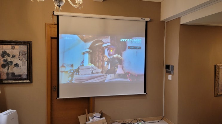 금천구 인테리어 멋진 가정집 거실에 아파트 빔프로젝터 EIKI DS-5000U 100인치 스크린 설치