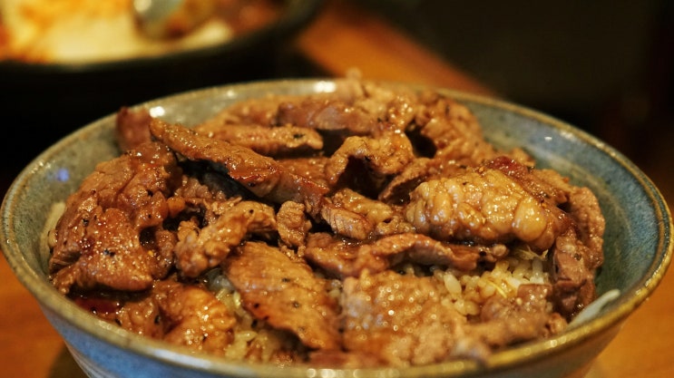  요시노야 규동의 뿌리는 소고기 전골 규나베