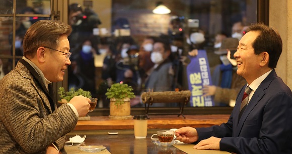 <b>정세균</b> <b>만난</b> <b>이재명</b> ‘원팀 화합’ 다져…“골든크로스 만들게... 