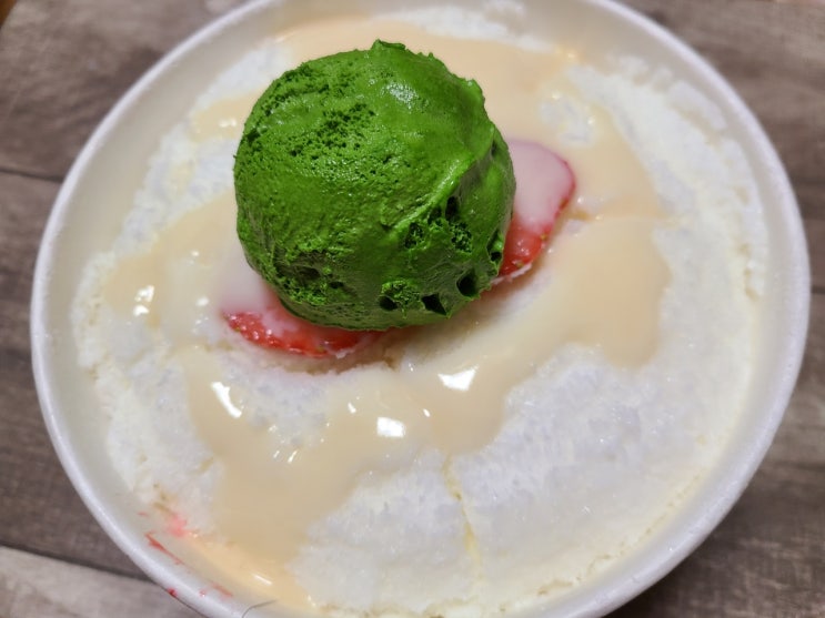 와르르생딸기설빙과 찐단골 베네핏 꿀호떡 와르르생딸기설빙과 찐단골 베네핏 꿀호떡