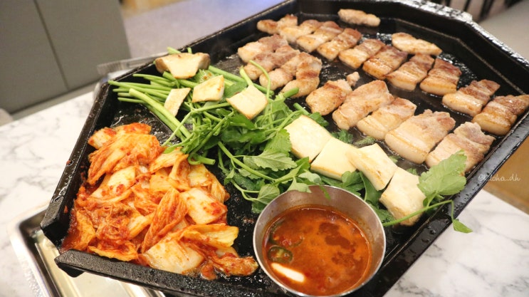  영통삼겹살 육사관 제주 생삼겹살을 구워주는 영통역고기집