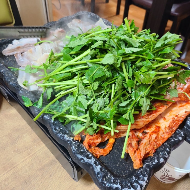  을지로에서 미나리 삼겹살 냠 대지식당