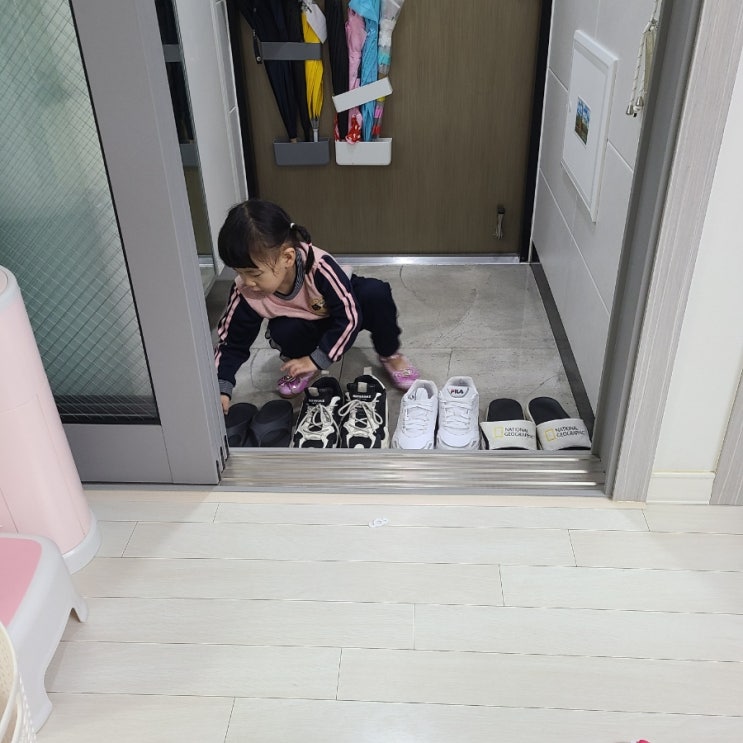  신발정리하는 리니