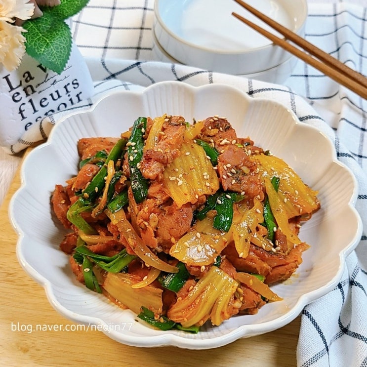 훈제오리 볶음 매콤한 양념에 김치 부추 볶은 훈제오리고기 저녁메뉴 훈제오리 볶음 매콤한 양념에 김치 부추 볶은 훈제오리고기 저녁메뉴