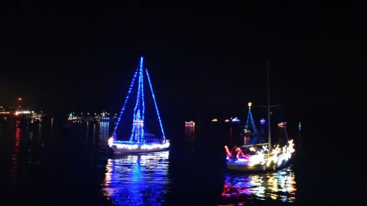 캘리포니아 해변가를 행진하는 크리스마스 라이트 보트 BRIGHTEN THE HARBOR LIGHTED BOAT PARADE 몬트레이 라이트 보트 퍼레이드