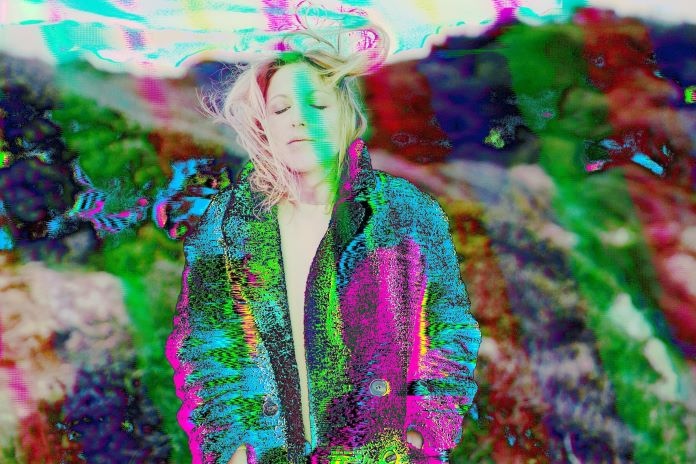  Matilde Davoli, 새로운 비디오 'Glitch at Dark' 영상 공개