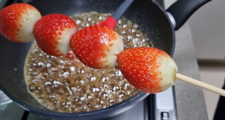  도대체 이거 왜 먹는거에요?딸기 탕후루 개망함 맛없음주의