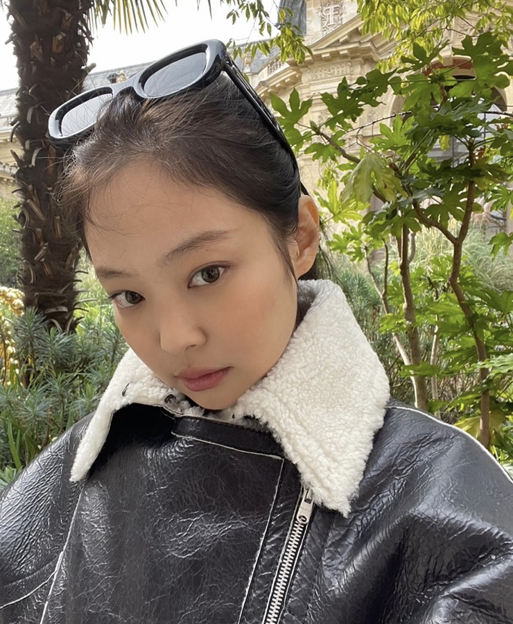  제니 탐부01선글라스,ALAIA무스탕 봄버자켓,인스턴트펑크부츠컷청바지,아디다스 포럼볼드,니히 NIEEH 스크런치 패션 정보