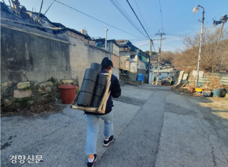 “추운 겨울 무사히 지날 수 있을까요”…코로나19 변이 유행까지 설상가상 연탄·복지센터 후원 ‘꽁꽁’ “추운 겨울 무사히 지날 수 있을까요”…코로나19 변이 유행까지 설상가상 연탄·복지센터 후원 ‘꽁꽁’