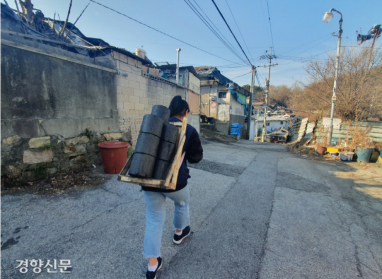 “추운 겨울 무사히 지날 수 있을까요”…코로나19 변이 유행까지 설상가상 연탄·복지센터 후원 ‘꽁꽁’