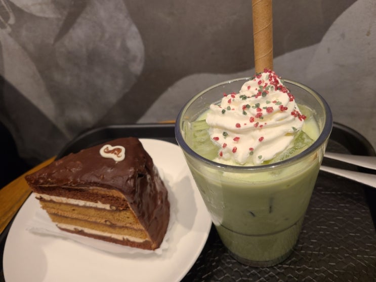 스타벅스 12월 신메뉴 - 스노우 민트 초콜릿 내돈내산 + 크런치 가나슈 레이어 케이크