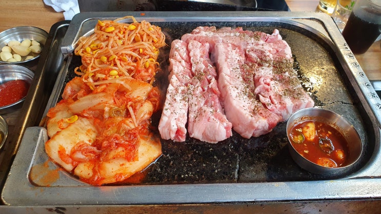  [칼맞은 삼겹살][우드스탁 바] 강남역 근처 강남 고기 골목 1차 삼겹살집 2차 우드스탁 바