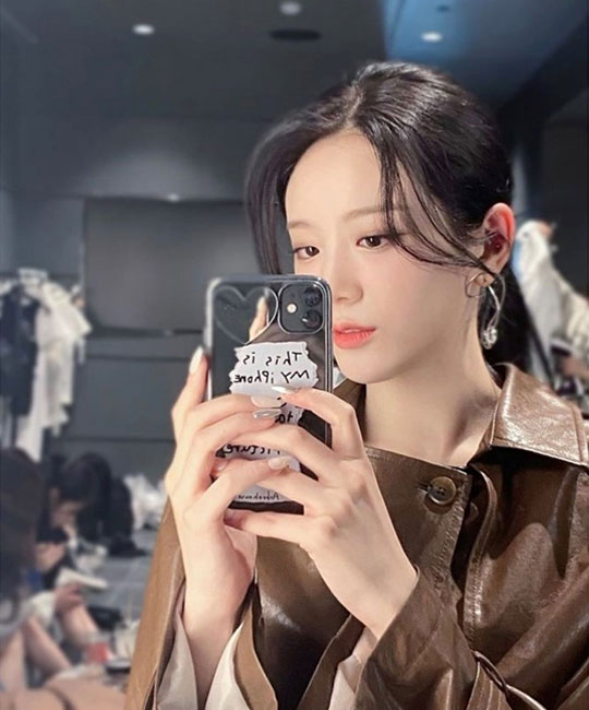  디자이너브랜드 메이크어토스트 fromis_9의 멤버 규리 레더자켓