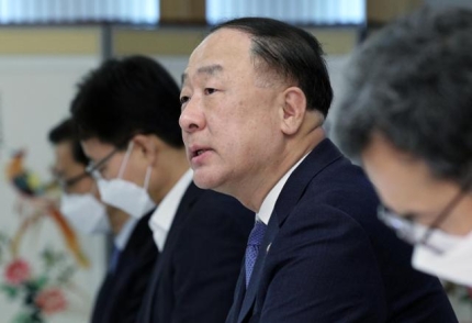  홍남기, '집값 꼭지 경고.. 하락 직전 수준