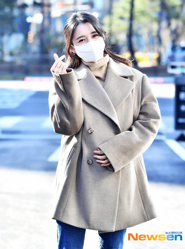  디자이너브랜드 메이크어토스트 배우 남보라 코트