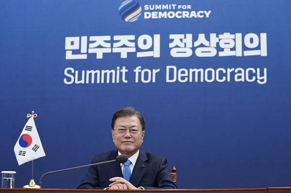대통령 “<b>가짜뉴스</b>로부터 <b>민주주의</b> 지킬 자정능력... 