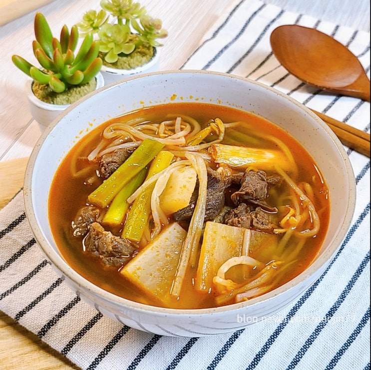 얼큰 소고기무국 매운소고기국 자꾸 먹고싶은 매력만점 경상도식 국요리 얼큰 소고기무국 매운소고기국 자꾸 먹고싶은 매력만점 경상도식 국요리