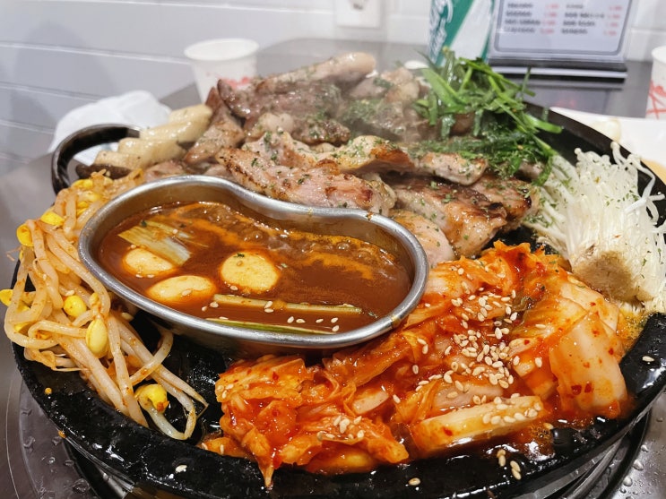  고기가 구워져 나오는 영통 삼겹살 임대장