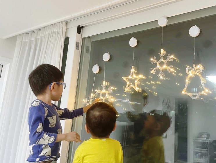 창에 붙이는 LED 오너먼트 조명으로 크리스마스 분위기 물씬!