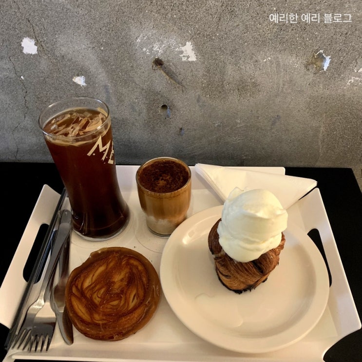  [성수동_MELLOWER 성수] 페스트리에 아이스크림을 올려주는 베이커리카페 (주차가능)