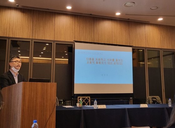 李측 “기본소득, 가보고 경과봐야” VS 尹측 “복지서비스 확대 우선” 李측 “기본소득, 가보고 경과봐야” VS 尹측 “복지서비스 확대 우선”
