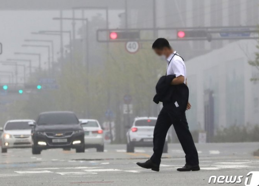 "공무원 정년, 日처럼 65세로 미루자"...바닥나는 연금 어쩌나