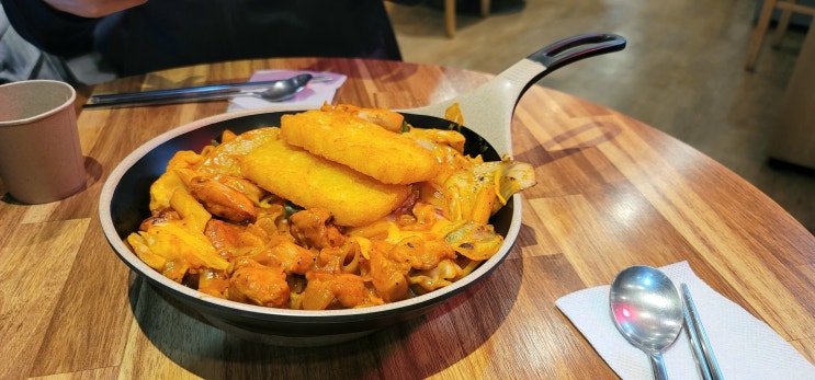  신촌맛집 장군닭갈비에서 로제닭갈비에 버터계란밥 얌냠냠