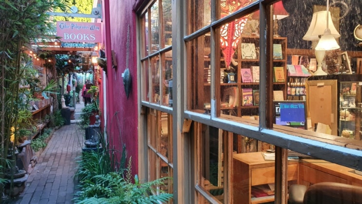  카멜바이더씨 시크릿 가든을 품고 있는 서점(Pilgrims Way Community Bookstore and Secret Garden)