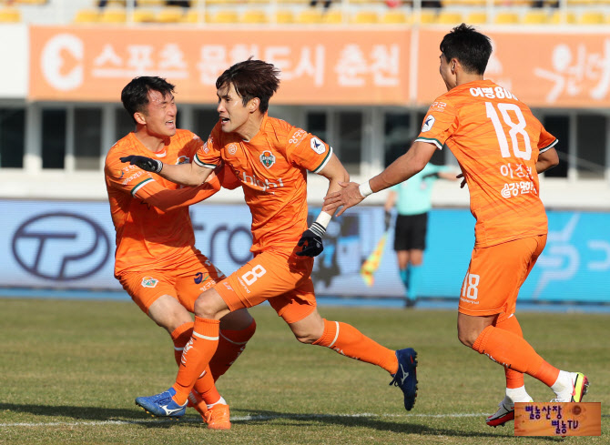  최용수 감독 강원FC 역전드라마 대전하나시티즌 4대1 승리 잔류확정