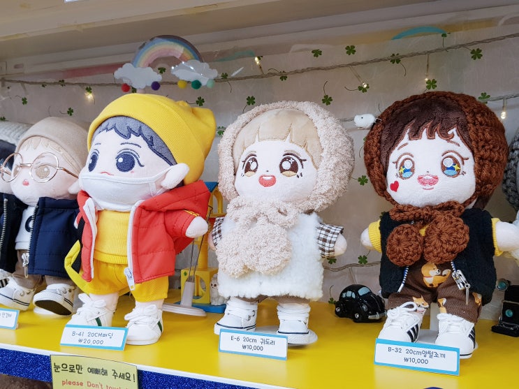 홍대 소품공장 아이돌룩 인형 떡볶이 코트, 귀도리, 조끼 구입 홍대 소품공장 아이돌룩 인형 떡볶이 코트, 귀도리, 조끼 구입
