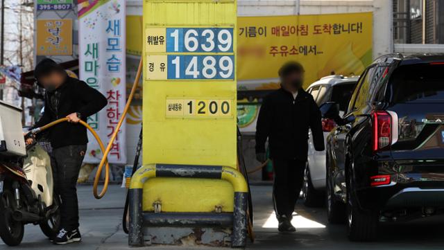 '유류세 164원 인하' 한 달… 142원 내린 휘발윳값, "조만간 다시 오를 수도" '유류세 164원 인하' 한 달… 142원 내린 휘발윳값, "조만간 다시 오를 수도"