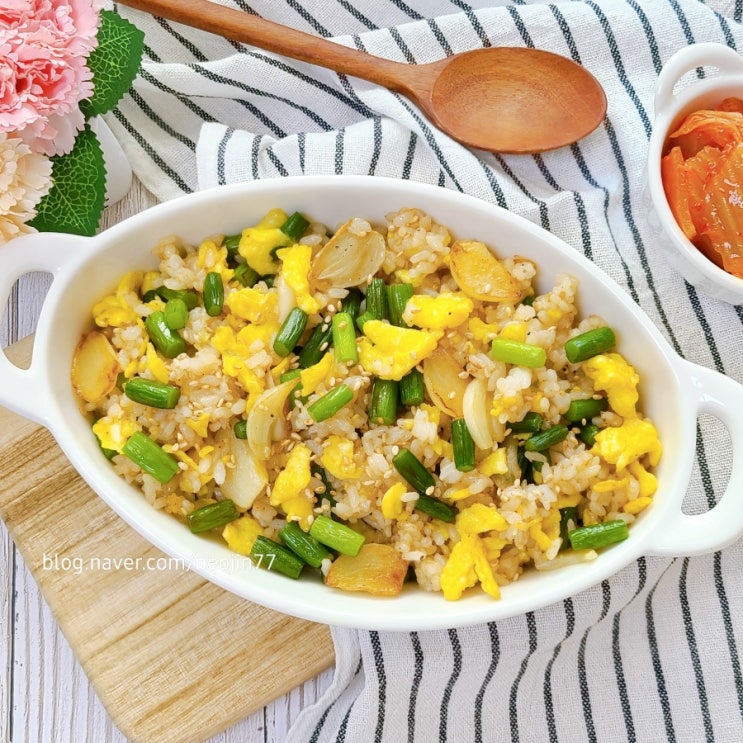 계란 마늘쫑볶음밥 아삭아삭 씹는 맛에 버터향이 더해진 한그릇 볶음밥 오늘 점심 계란 마늘쫑볶음밥 아삭아삭 씹는 맛에 버터향이 더해진 한그릇 볶음밥 오늘 점심