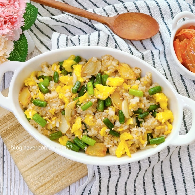 계란 마늘쫑볶음밥 아삭아삭 씹는 맛에 버터향이 더해진 한그릇 볶음밥 오늘 점심