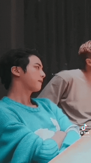  해외 팬들 사이에서 흥하고 있다는 방탄소년단 진 틱톡 영상